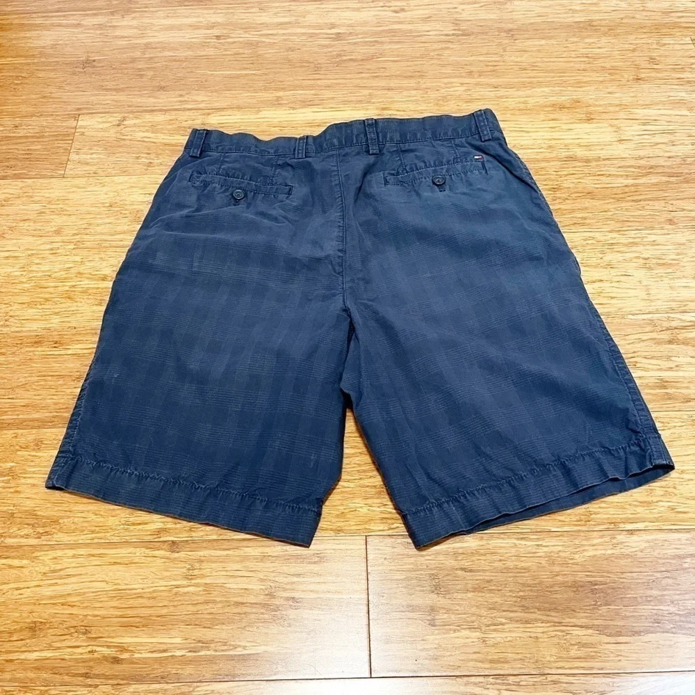 Tommy Hilfiger navy blue 100% cotton plaid shorts w/ pockets. Size 34